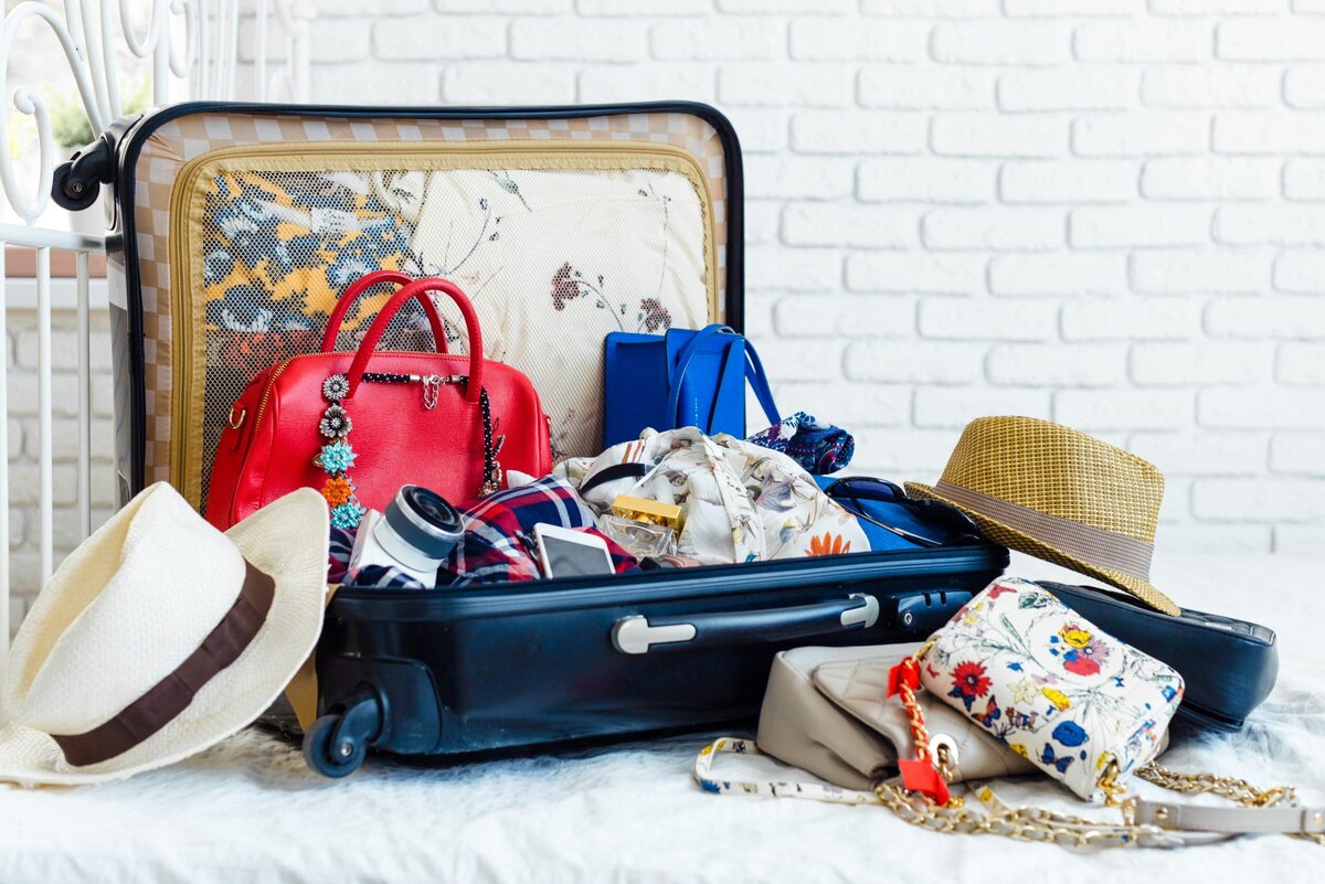 Отпуск — это долгожданное время отдыха и приключений. Однако, перед тем как отправиться в путь, нужно решить вопрос: как выбрать подходящий чемодан или сумку, чтобы путешествие было комфортным?-2