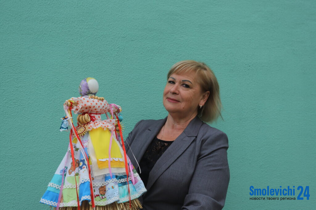 Галина Харламова с работой мастерицы Татьяны Ласенковой «Масленица»