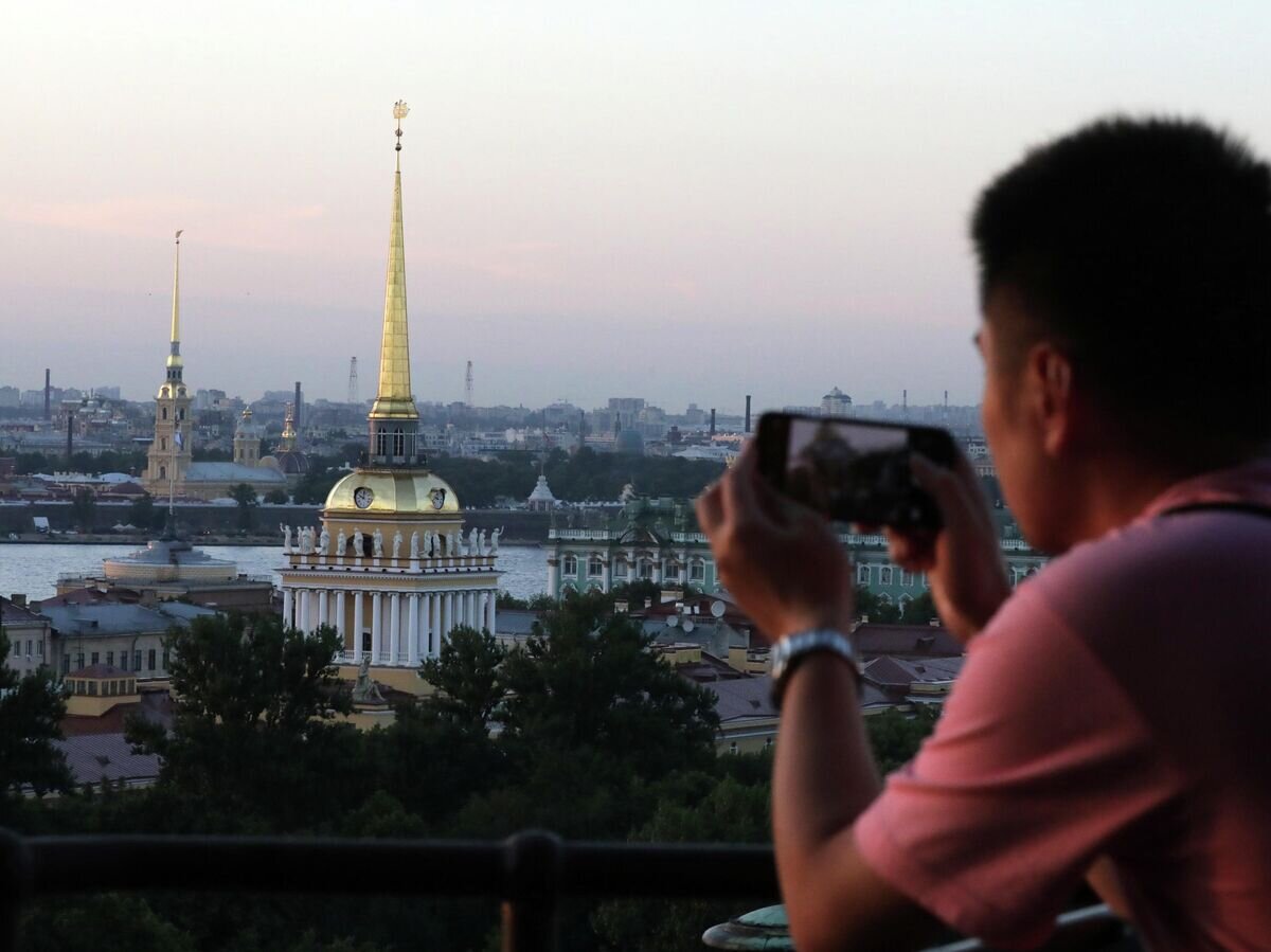    Вид на Адмиралтейство и Петропавловский собор с колоннады Исаакиевского собора© РИА Новости / Евгений Биятов