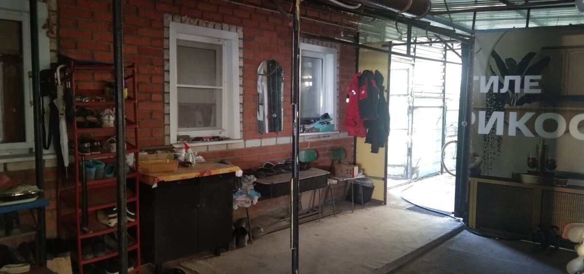 Проход в жилую часть двора от гаража теперь разделён дверью