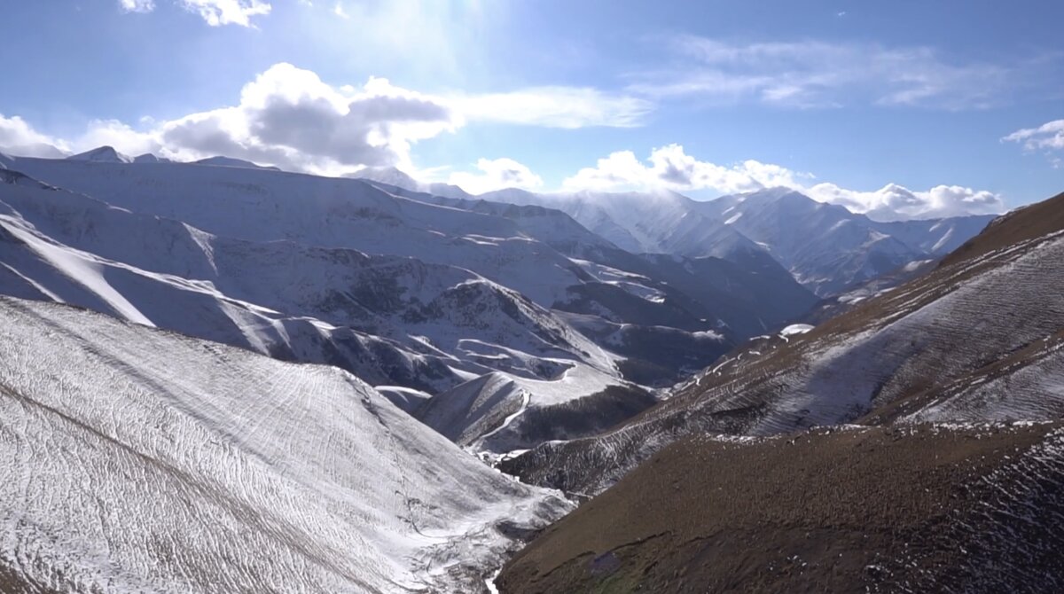 Чтобы встретиться с героем нашего видео, мы поднялись высоко-высоко в горы Дагестана. Знакомьтесь — это Али.-2