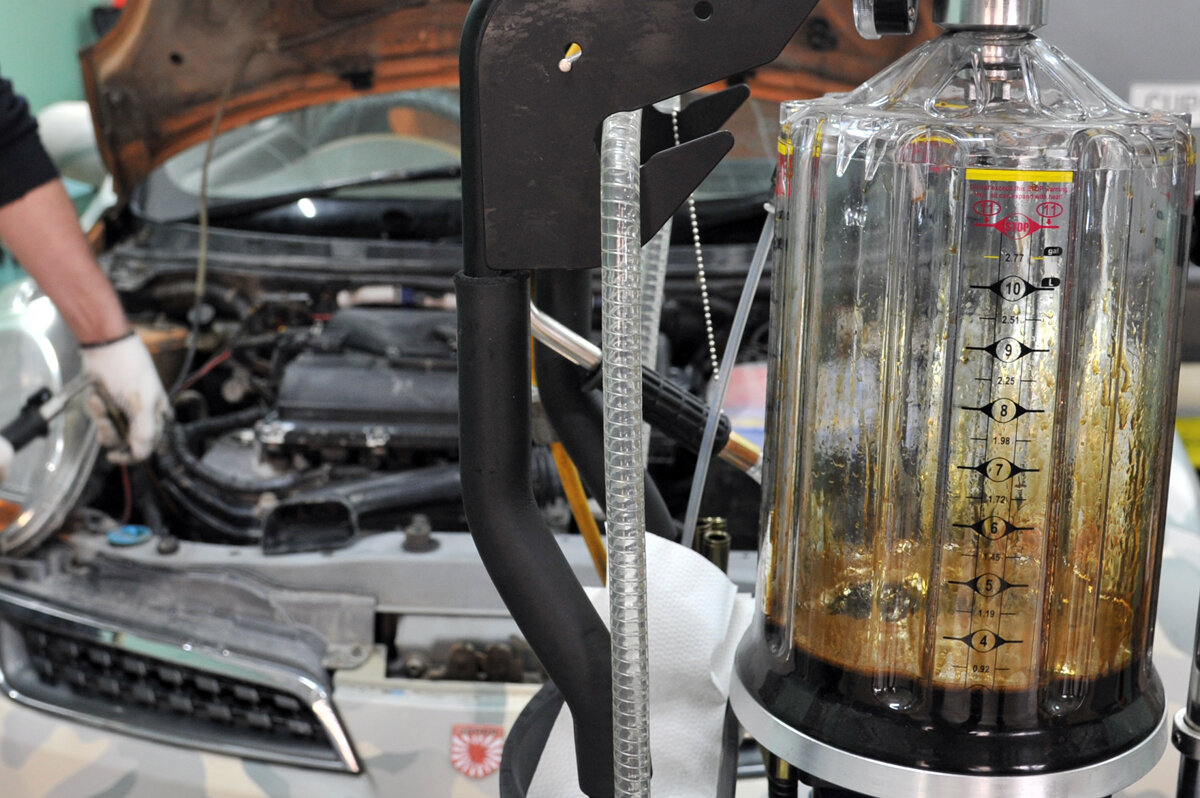 Тёмно-бурый - нормальный цвет отработки из бензинового мотора.