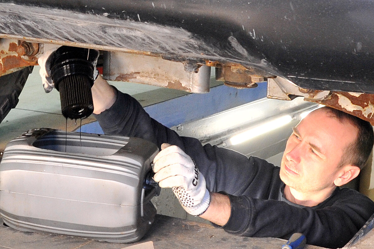 Обратите внимание на цвет фильтрующего элемента. Это его нормальное состояние при смене - ведь вся грязь должна оставаться именно в нём.  