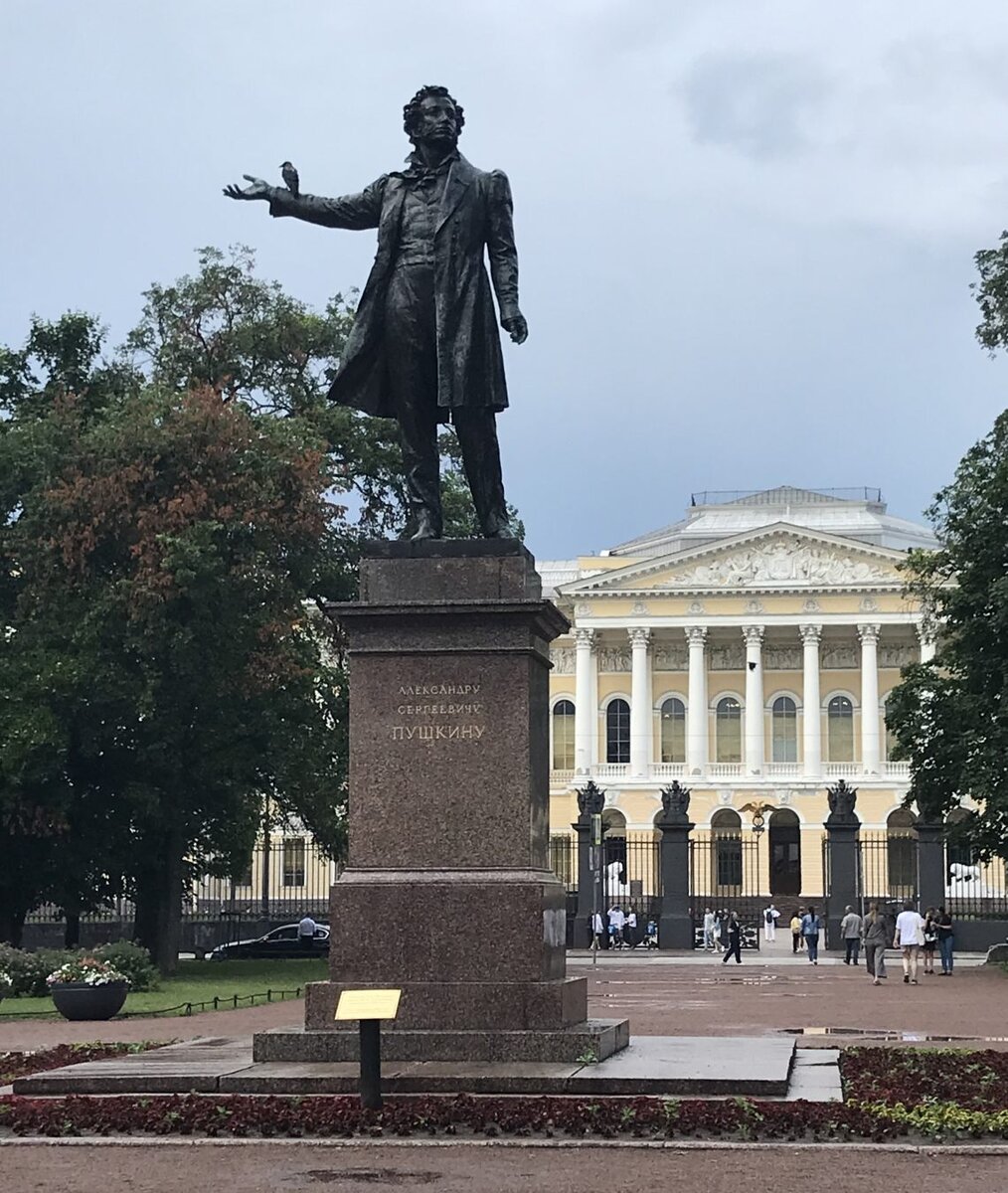 А.С. Пушкин столько раз гулял перед этим дворцом (ныне Русский музей), но разве мог подумать, что станет главным на этой площади!