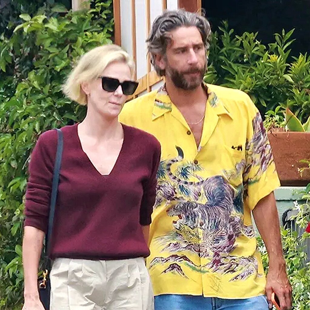 Шарлиз Терон и Алекс Дмитриевич на выходе из ресторана в Лос-Анджелесе, 2023 г