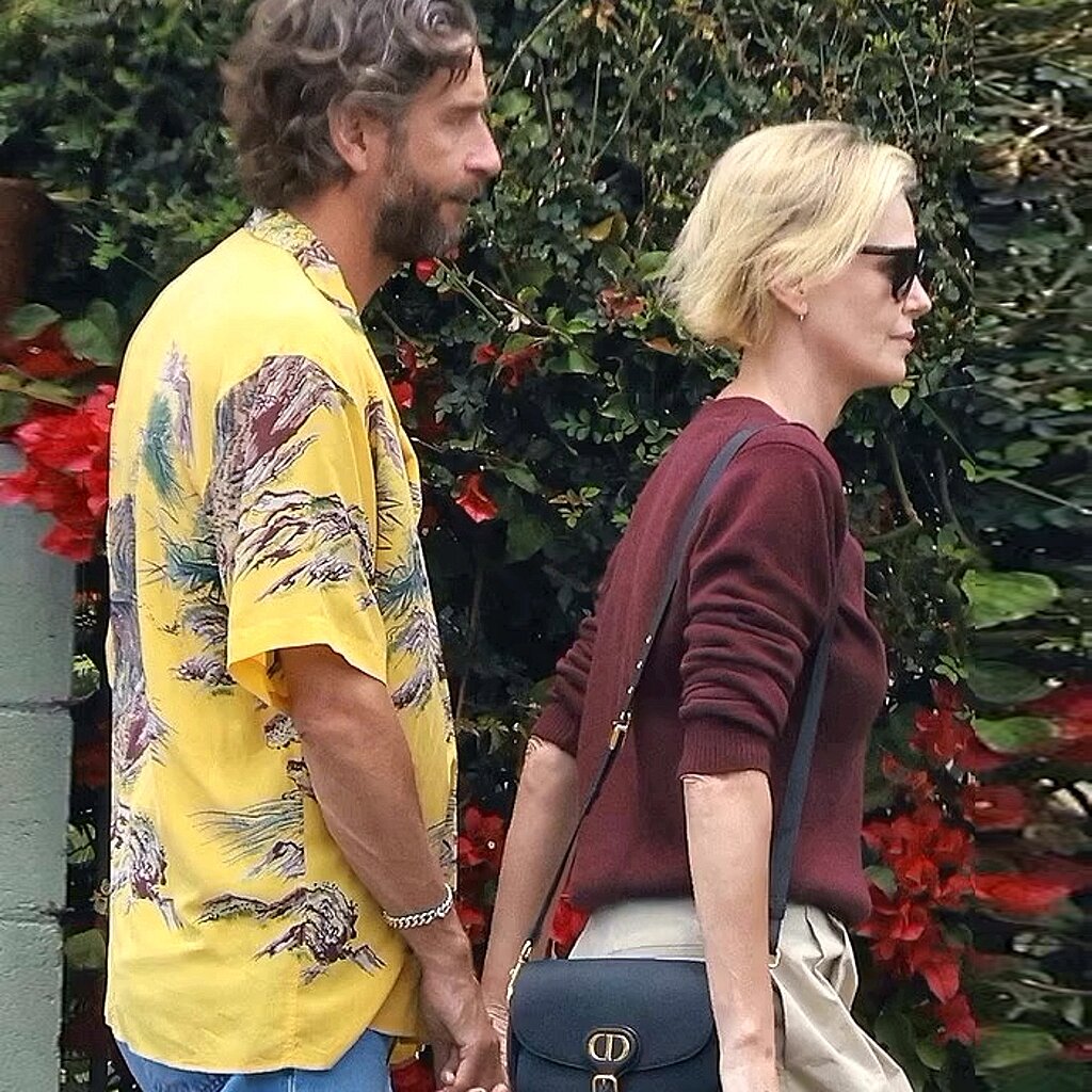 Шарлиз Терон и Алекс Дмитриевич на выходе из ресторана в Лос-Анджелесе, 2023 г