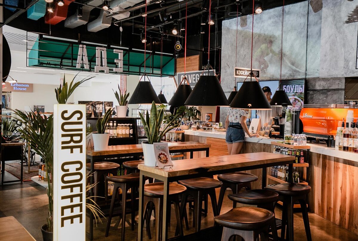 На первом и втором этажах много кофеен и ресторанов быстрого питания. Фото: moremall