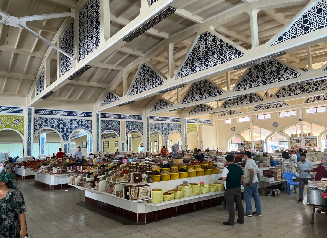 Отделы с крупами, специями, орехами и сладостями