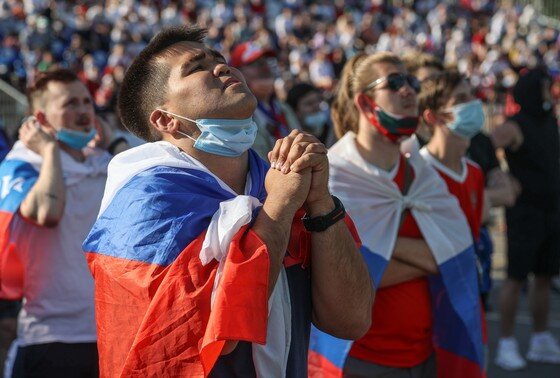 Знаменитая победа сборной России над французами в 1999 году далась очень тяжело, после матча у футболистов не было никаких эмоций, заявил NEWS.