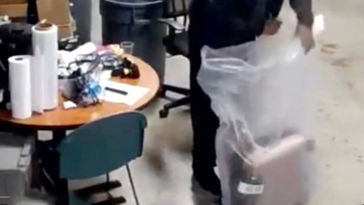    Кадр с камеры наблюдения, на котором запечатлён сотрудник с розовым чемоданом Гарсии