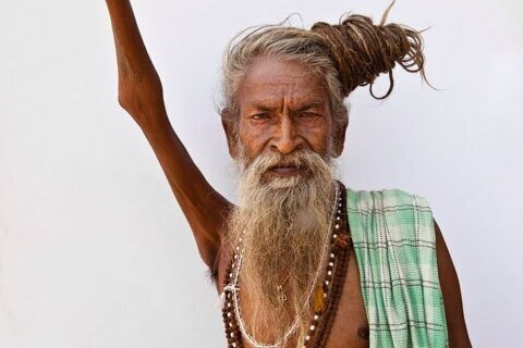     Что случится с телом, если 50 лет держать руку над головой: шокирующий эксперимент монаха из Индии