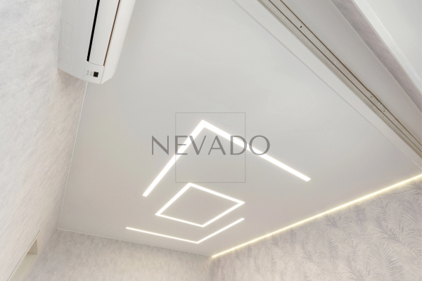 При подборе освещения стоит обратить внимание на несколько пунктов: правильное количество и расположение, угол рассеивания света, слепящий эффект, блики, температура цвета, надежность и качество продукции, правильная установка и эксплуатация. 
Учитывая эти моменты Вам будет намного проще выбрать вариант освещения. Также следует учитывать, что для люстр и светильников в натяжном потолке подходят разные виды электроламп. Галогеновые и лампы накаливания имеют свойство нагреваться и потреблять большее количество электроэнергии, в отличие от светодиодных или энергосберегающих, что делает их неконкурентоспособными. 