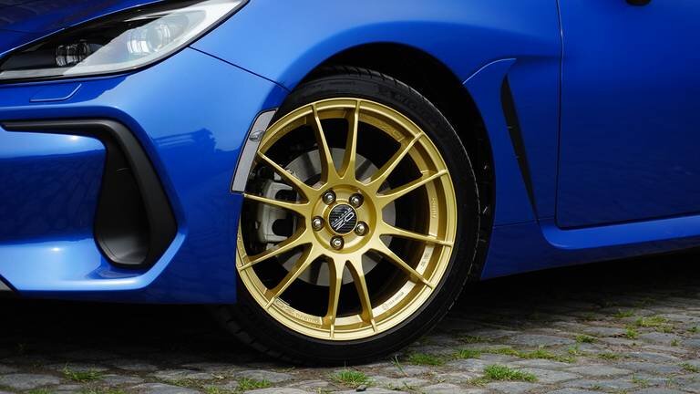 Subaru BRZ Final Edition II поставляется с легкосплавными дисками в оригинальном цвете Race Gold