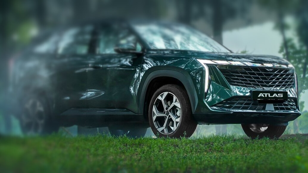 На фото: Кроссовер Geely Atlas AWD