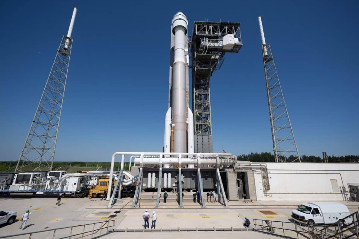    Starliner установленный на ракету Atlas V перед пилотируемым запуском / © NASA