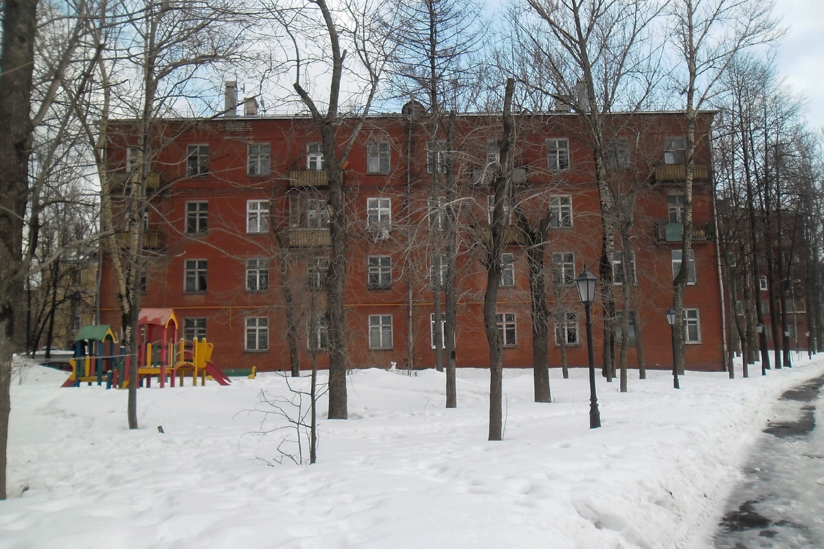 Четырёхэтажный дом серии II-01 1958-го года постройки. Фото отсюда: https://vk.com/tiparh.