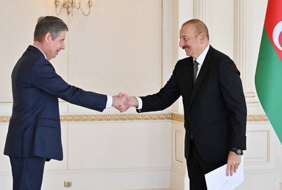    Президент Азербайджана Ильхам Алиев и посол России в Баку Михаил Евдокимов