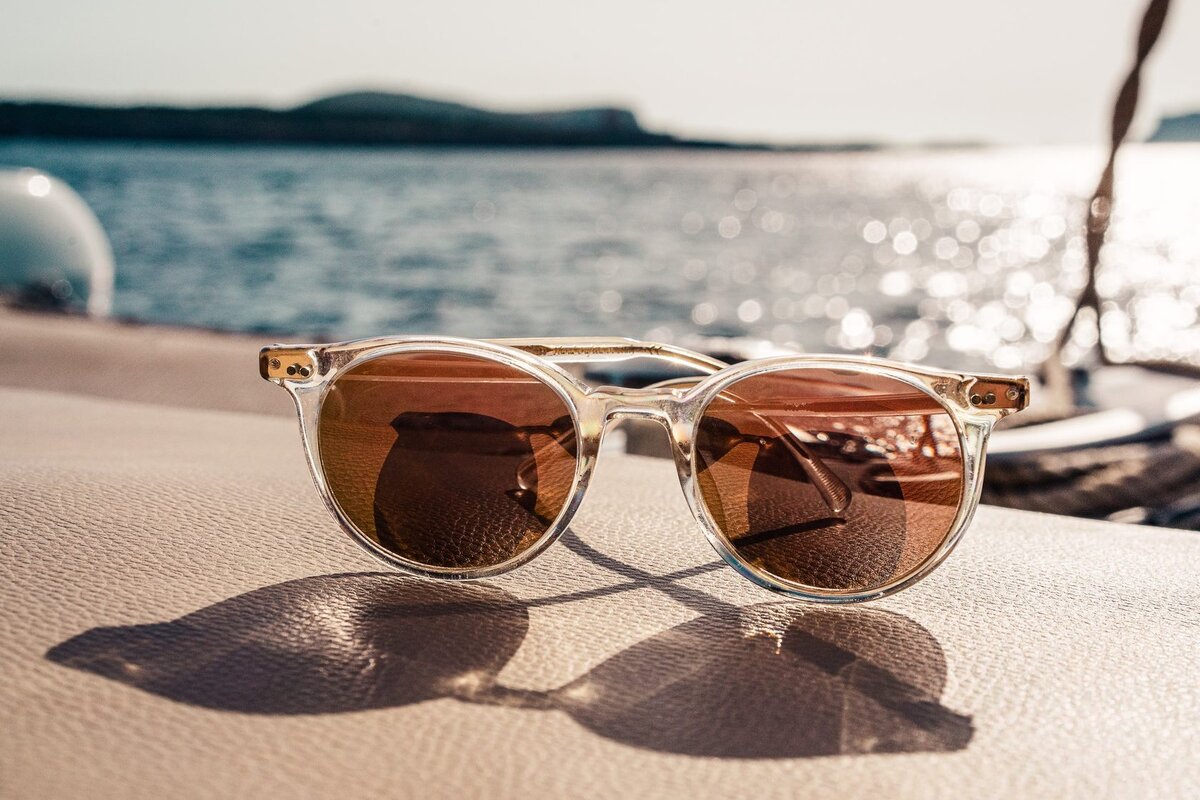 Солнцезащитные очки - необходимое изделие для сохранения здоровья органов зрения каждого человека. При выборе важно учитывать не только цвет и форму оправы, но и показатели защиты от ультрафиолета.