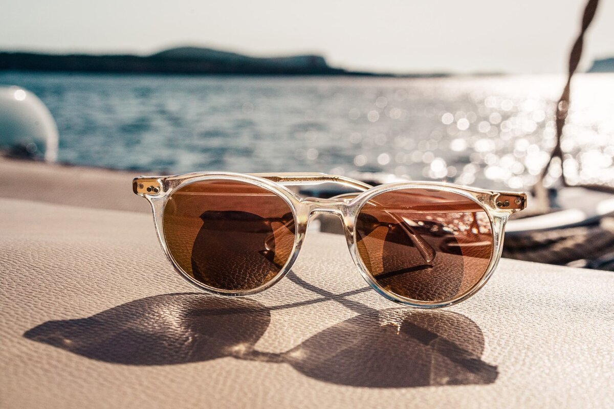 Солнцезащитные очки. Ray ban wayfarer женские. Солнечные очки на модели. Крутые солнцезащитные очки. Зачем солнечные очки.