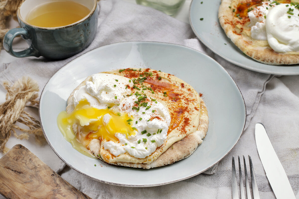 Турецкий завтрак: пита с хумусом, яйцами и паприкой