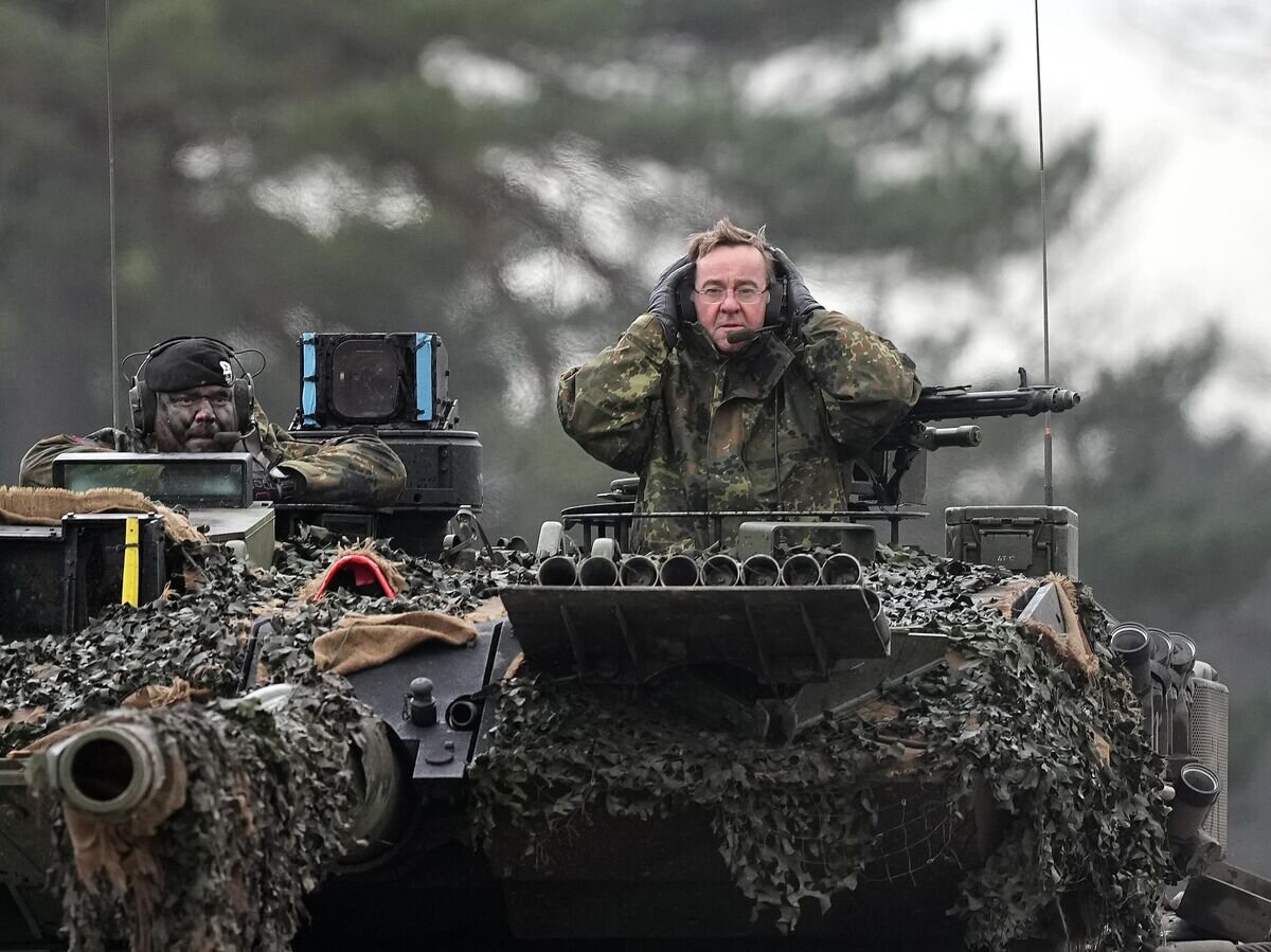    Министр обороны Германии Борис Писториус на танке Leopard© AP Photo / Martin Meissner