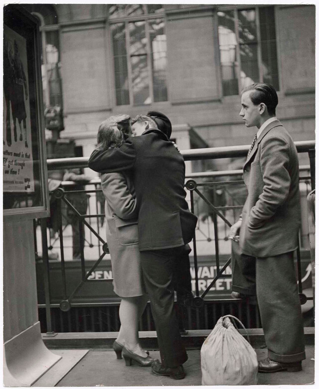 Моряк страстно целует на прощание свою подругу на Пенсильванском вокзале, 1944 год. Фотограф Альфред Эйзенштадт