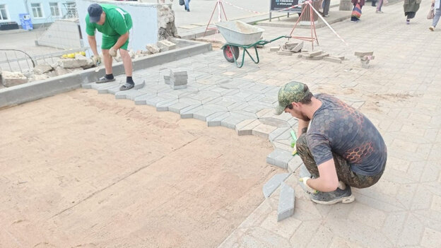    На привокзальной площади ремонтируют пешеходную часть