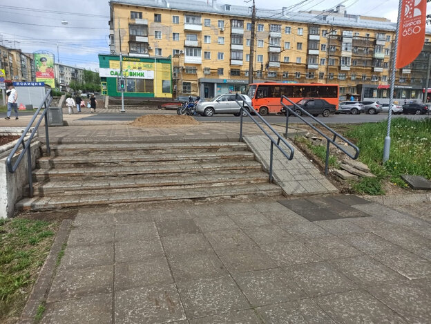    На привокзальной площади ремонтируют пешеходную часть