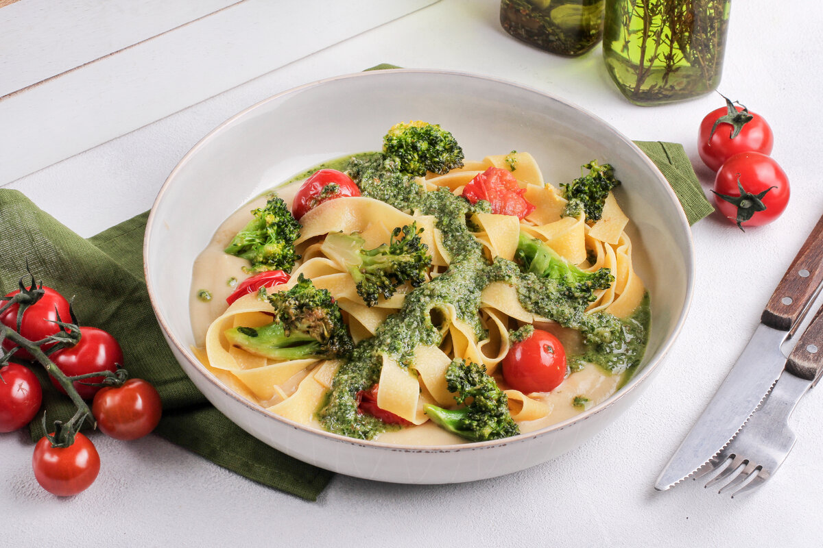 Фетучини с белым соусом и песто из кешью