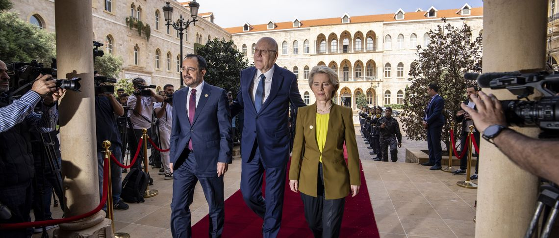 Все взгляды на нее! Премьер-министр Ливана Наджиб Микати (в центре) приветствует президента Кипра Никоса Христодулидеса (слева) и председателя Комиссии ЕС Урсулу фон дер Ляйен в правительственном дворце в Бейруте, Ливан. Фотоальянс / Ассошиэйтед Пресс | Хасан Аммар.