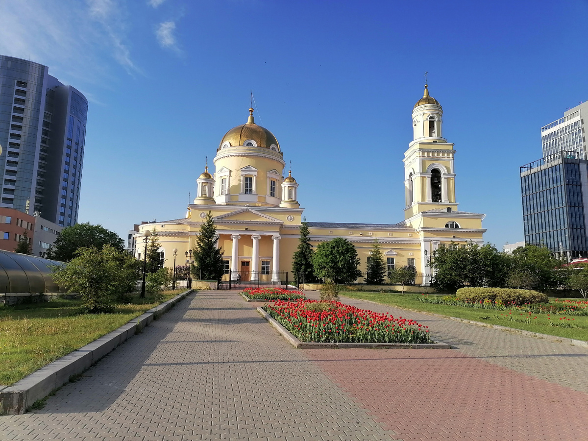 Свято-Троицкий кафедральный собор (ул. Розы Люксембург, 57) в стиле классицизма начали строить в 1818 г. В 1839 г. освятили придел Иоанна Златоуста, в 1849 г. - Николая Чудотворца, в 1852 г. - главный храм в честь Святой Троицы, а в 1854 г. пристроили колокольню. В общем не торопились.