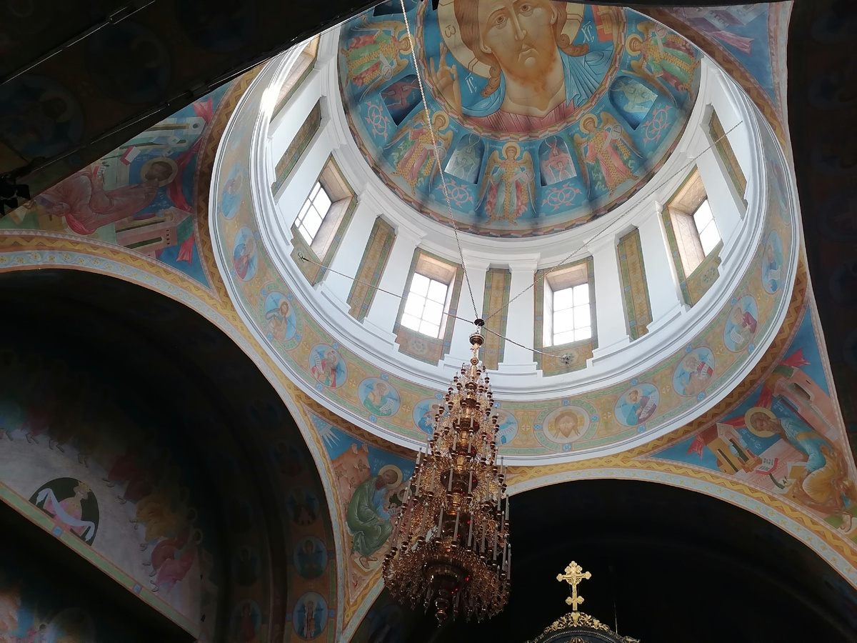 Роспись купола храма.
