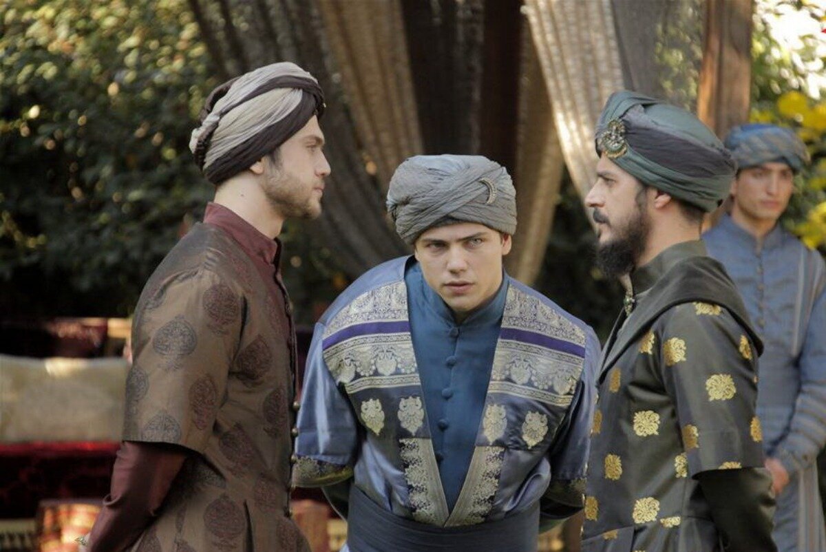 Здесь и далее кадры из сериала "Великолепный век". В роли взрослого Джихангира актер Толга Сарыташ