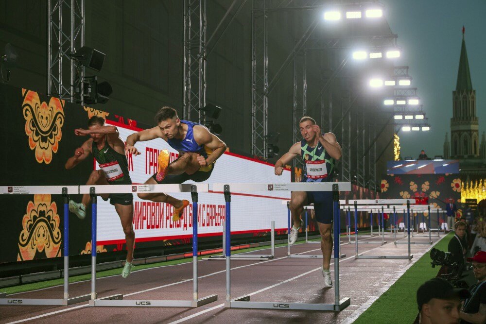    Борьба между Артемом Макаренко (в центре) и Сергеем Шубенковым (справа) стала принципиальной. / Сергей Михеев/РГ