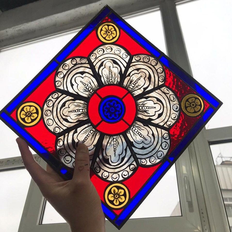 Основной крупный центральный элемент — цветок — дополнен небольшими элементами. Несмотря на неяркий цвет, он привлекает внимание за счет размера и детализации.