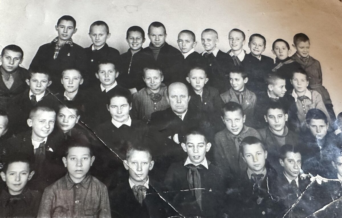 В школе. Папа - справа от директора.