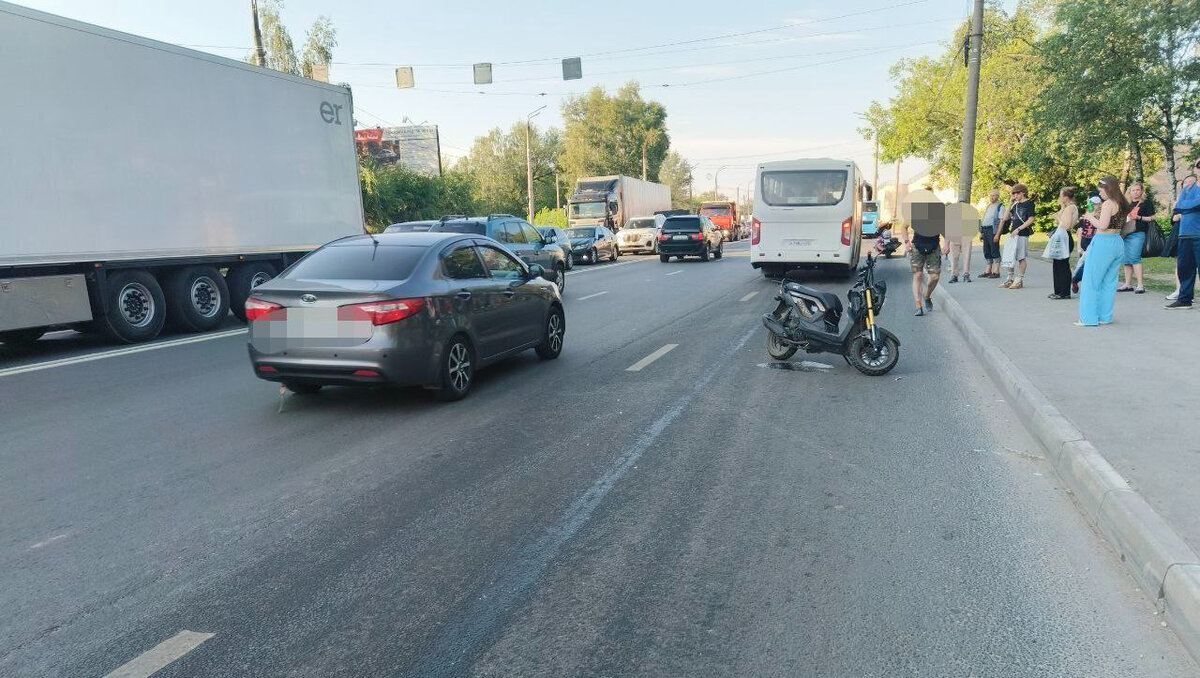 В Твери в ДТП пострадал водитель скутера | ТИА | Новости Твери и Тверской  области | Дзен