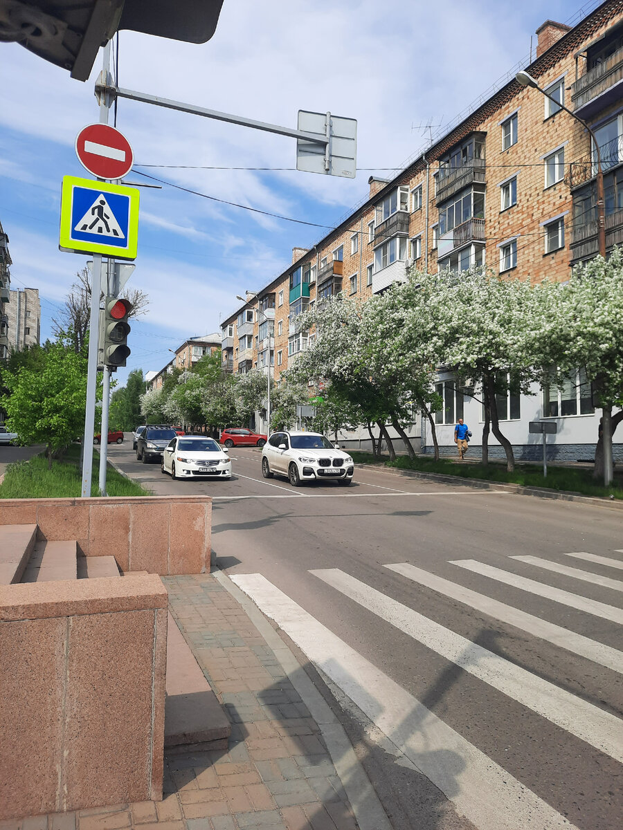 Весна здесь выглядит особенно яркой, так как в городе очень много цветущих деревьев.