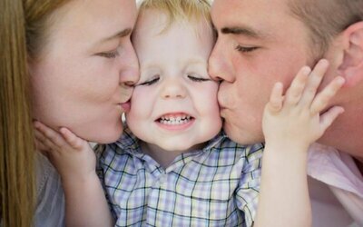 
Обязанности родителей, кажется, известны всем: «кормить-поить до совершеннолетия», «дать образование», «следить за своими детьми»… Однако возникают и вопросы: например, какое именно образование (порой отдельная проблема – как его впихнуть в сопротивляющегося подростка)? И как, собственно, надо за ребенком следить?..