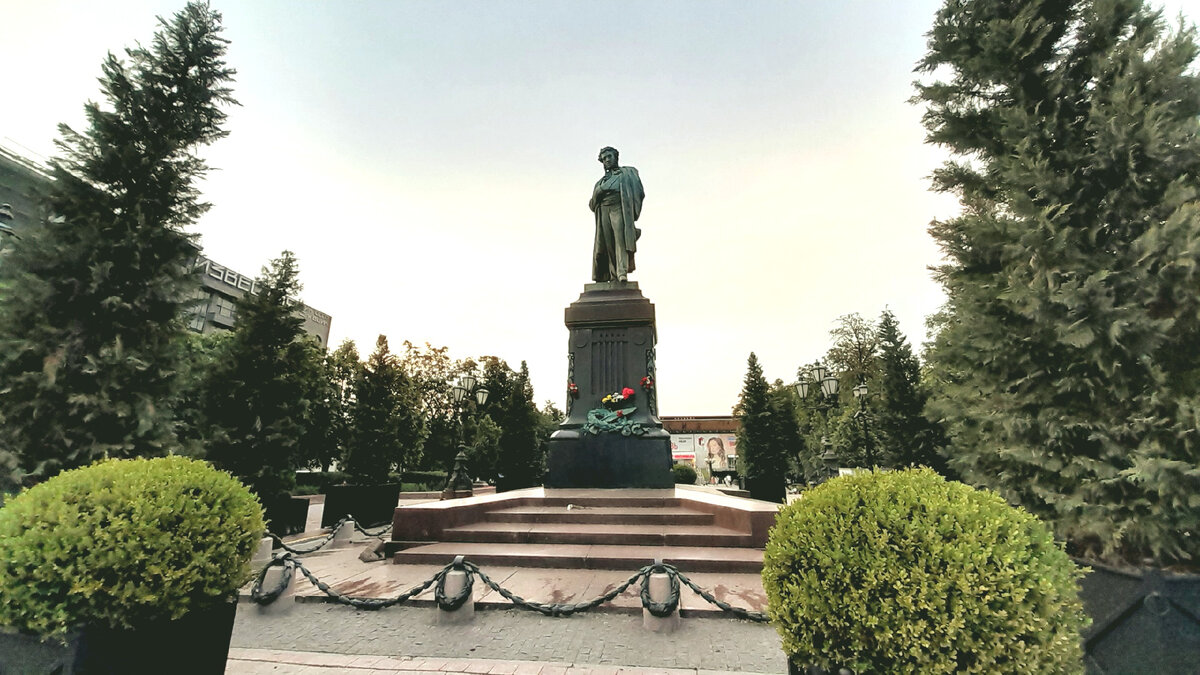 фото памятник  А.С. Пушкину, на Пушкинской  площади в Москве   