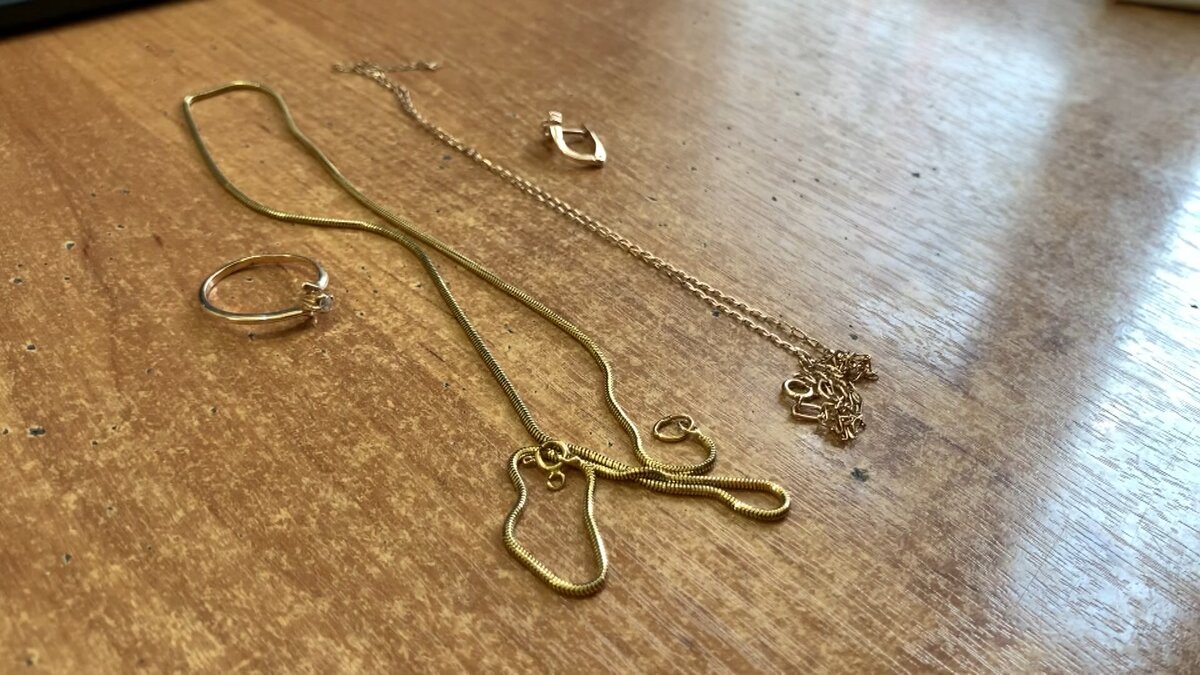    Домработница украла у ивановки драгоценности на сотни тысяч рублей