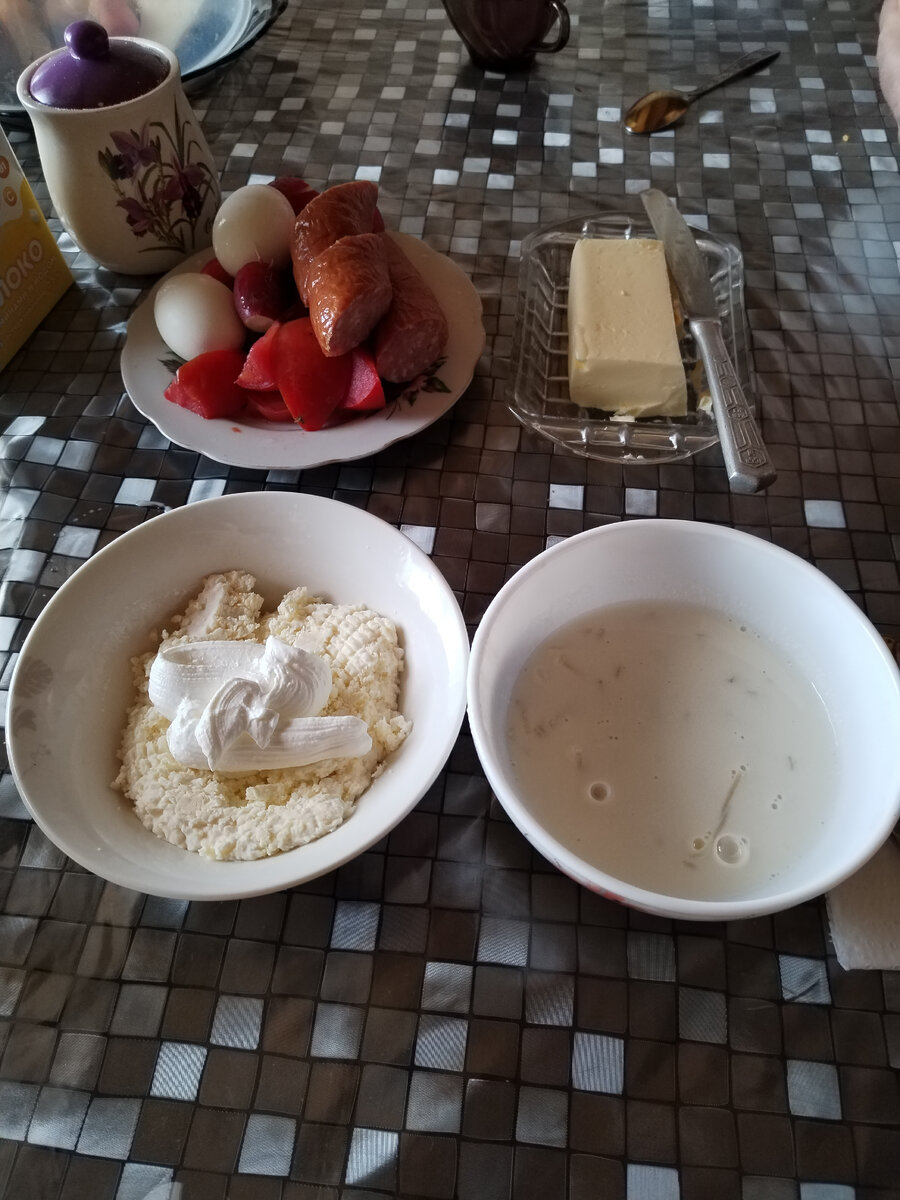 Завтрак. У девочек гречневая каша с молоком... У саныча молочная лапша, у меня творог со сметаной и кофе.