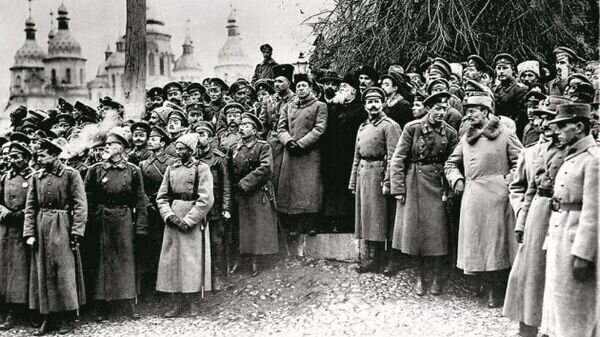 Провозглашение Третьего Универсала на Софийской площади в Киеве. В центре - Симон Петлюра, Михаил Грушевский, Владимир Винниченко. 7 (20) ноября 1917 года.