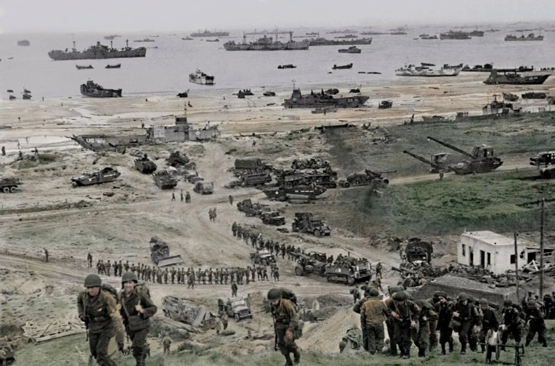 День "Д" (6 июня 1944 года) подходит к концу, потому что десантники уже спокойно наверх поднимаются и по кровавому пляжу гуляют... (фото из открытых источников)... 