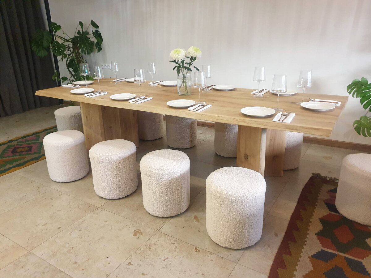 Коммунальный стол на первом этаже грузинского ресторана Shota