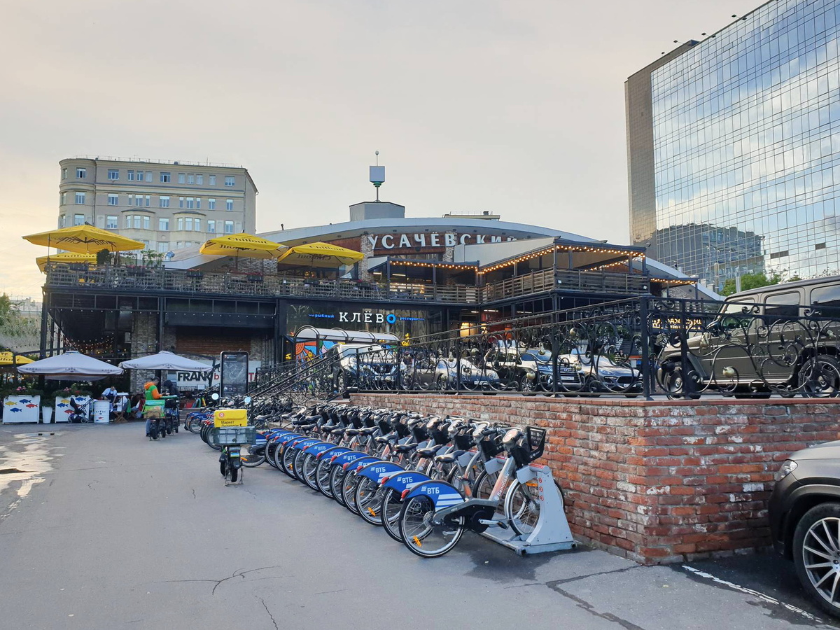 Вход на Усачёвский рынок со стороны улицы Усачёва