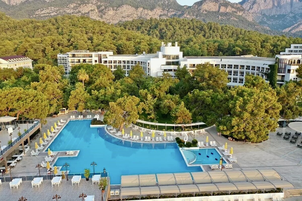 На пляже находится шезлонги и зонтики, есть отличные горки и аквапарк