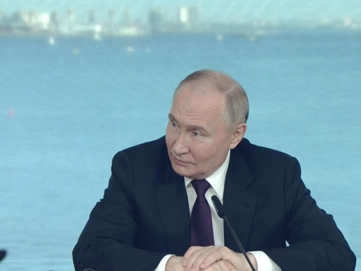    Президент России Владимир Путин проводит встречу с руководителями международных информационных агентств на полях ПМЭФ© РИА Новости