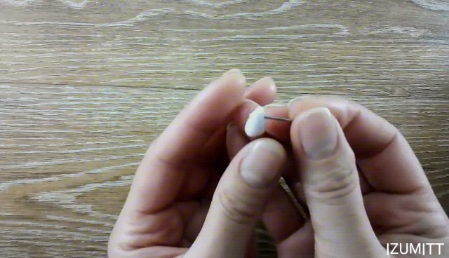 Но сразу сделать отверстие в бусинах сложно, так как любое давление искажает форму.