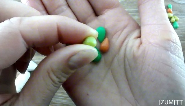 Даже маленькие бусины сохраняют свою форму и их удобно держать в руках